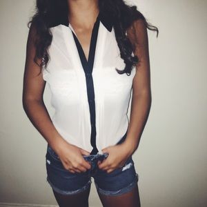Sleeveless Collared Blouse